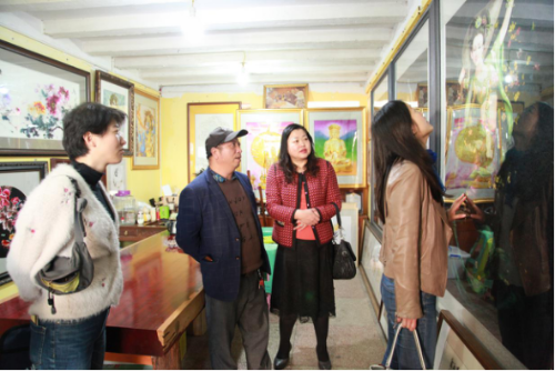 昆明市计生协组织机关干部参观云南非遗作品22
