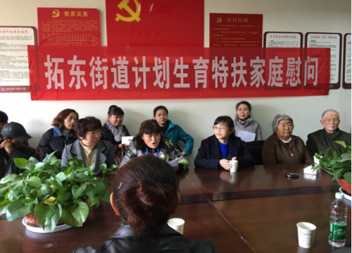 昆明市盘龙区拓东街道状元楼社区开展“手拉手.心暖心”关爱特殊家庭活动112 昆明市盘龙区拓东街道状元楼社区开展“手拉手.心暖心”关爱特殊家庭活动112