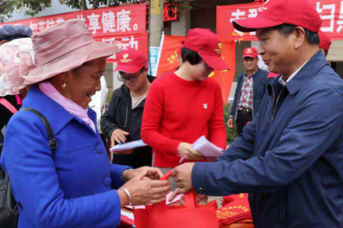 嵩明县小街镇计生协开展防艾及劳动法规知识宣传活动219 嵩明县小街镇计生协开展防艾及劳动法规知识宣传活动219