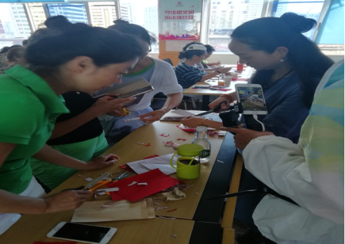 盘龙区拓东街道计生协开展趣味剪纸公益课堂活动240 盘龙区拓东街道计生协开展趣味剪纸公益课堂活动240