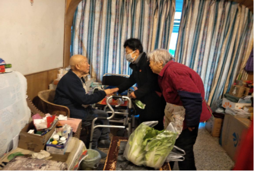 昆明市计生协兼职副会长陈桂仙疫情期间为社区老人送温暖126