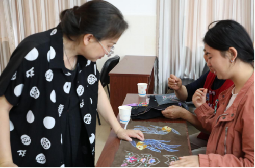 昆明市计生协联合禄劝县计生协关爱农村留守妇女刺绣培训班开班237