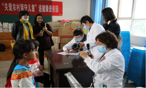 昆明市计生协在禄劝县崇德小学举行“5.29会员活动日”暨开展关爱农村留守儿童启动仪式615