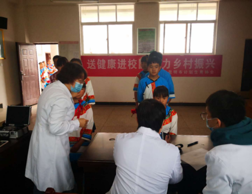 昆明市计生协送眼科体检到禄劝崇德小学 294 昆明市计生协送眼科体检到禄劝崇德小学 294