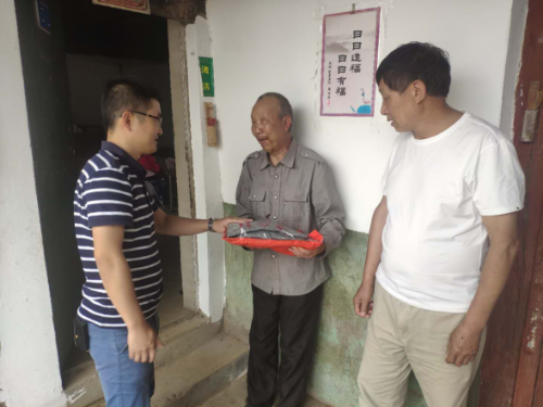 宜良县老龄事业发展促进会到马街镇开展关爱失能老人活动95