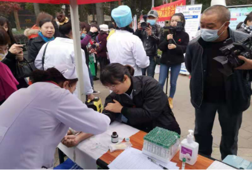 昆明市五华区计生协积极参加辖区“12.1”世界艾滋病日主题宣传活动298