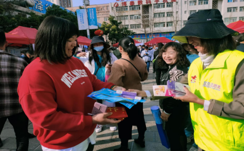 昆明市呈贡区洛龙街道碧潭社区计生协开展计生宣传服务活动238