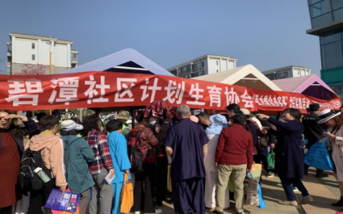 昆明市呈贡区碧潭社区计生协开展国家免费领取避孕药具宣传服务活动112