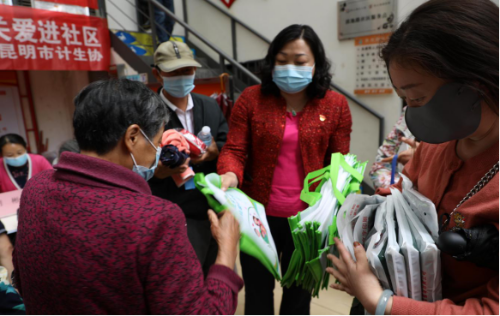 昆明市计生协党支部开展“我为群众办实事”主题党日活动121