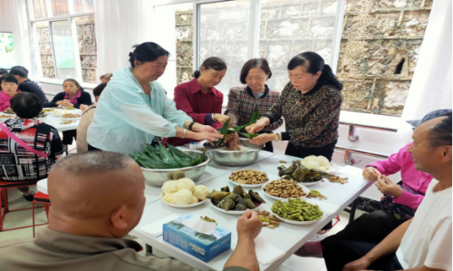 昆明市安宁金方街道计生协开展端午节关爱计生特殊家庭系列活动326