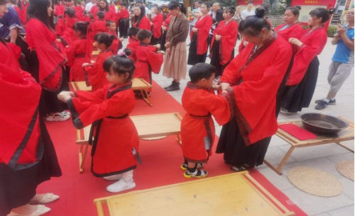 昆明市安宁新村社区计生协开展“开笔启智 礼润人生”开笔礼活动318