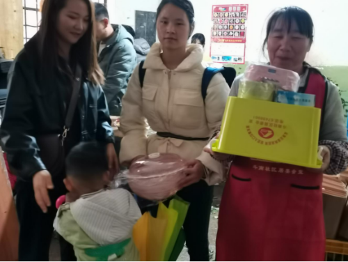 昆明市呈贡区斗南社区计生协开展关爱流动人口困难家庭活动95