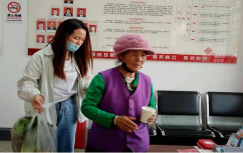 昆明市呈贡区斗南社区计生协爱心传递护送迷路老人回家93