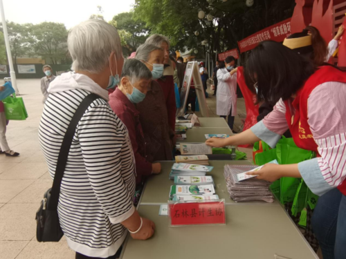 昆明市石林县计生协参加县第35个世界无烟日主题宣传活动234 昆明市石林县计生协参加县第35个世界无烟日主题宣传活动234